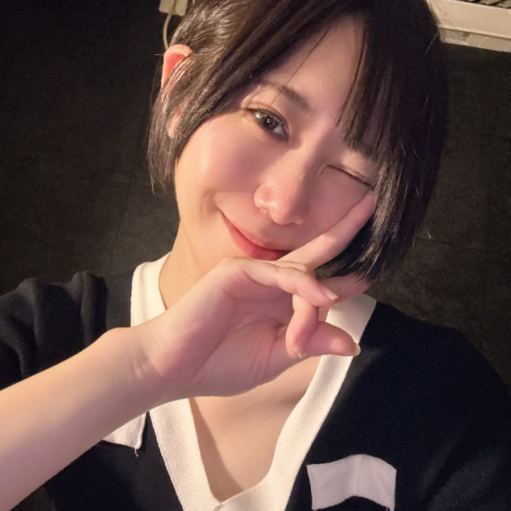 無加工。

今日は間接照明しかつかなくて
なんだかムーディ笑

ずっと居たら病みそうだけど笑

早く電気ついて笑