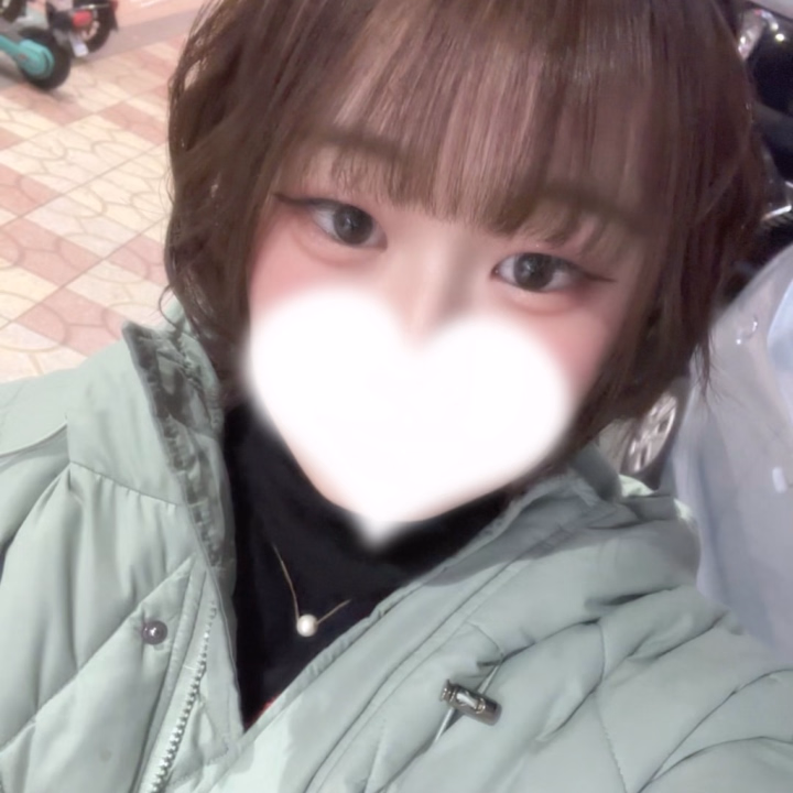 れのです🐰🤍

今日登校することなったよぉ！💕

16時〜22時までいてます🥰🫶

是非遊びに来てね✨

この写真はパネル写真撮りに行った時の写真だよぉ🌷💕

れの🐰🤍