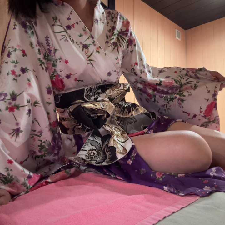 おはようございます☺️
米子出勤1日目✨

今日は白と紫のお着物💜
24時までいます✊🏻

撮影も行くよ〜


お誘いお待ちしてます😳💖

ちかげ