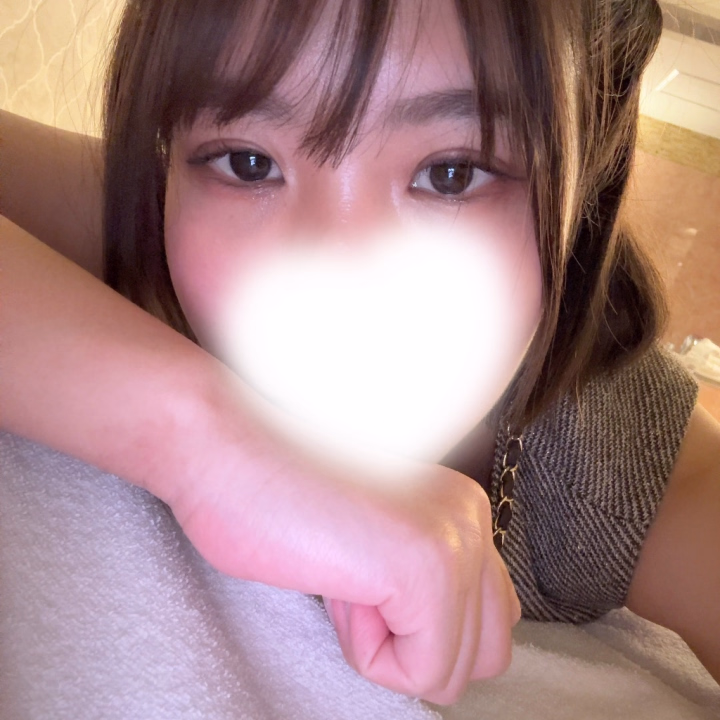ちかげです😆

久しぶりの土曜日出勤✨
女の子多いと思うので遊びたいってお兄様は早めにお誘いお願いします😭


昨日はゲリラ豪雨が直撃する中帰宅しました、、😂
すぐ帰れば大丈夫だったと思うけどのんきに寄り道してたらダメでした🙂
濡れすぎて○って感じでした(謎の伏字)


急にここで趣味の話をしますが、
平日の地方公演も外れギリギリまで次の東京も粘っているのですかこの調子だとダメそう😂
大人しく仕事しようかな〜

普通に人気すぎるし、もう来年のことを考えております🙂


また書くね❣️

ちかげ