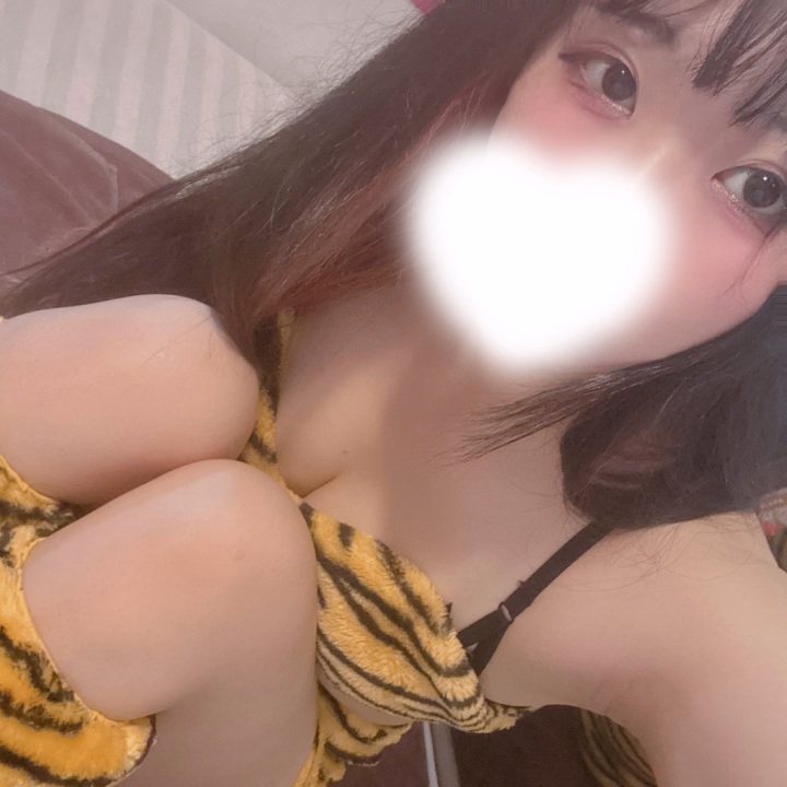 いるよー
昨日はたくさんのお誘いありがとうございました（>ω<）
本指名のお兄さんいっぱいで楽しかったヽ(・∀・)ノ
もちろんはじめましてのお兄さんもありがとう🥹

のこりの出勤も今日と明日のみ❗️
今月は次いつ出られるかわかんなくて、下手したら来月になっちゃうかもなので
迷ってるなら早めに予約してね( ᴗ̀ ̫ᴗ́ )🌟

きょうもラストまでです〜（՞>‎⩊<՞）