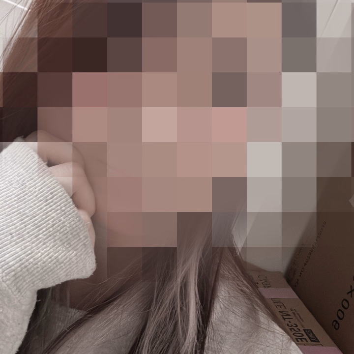 まどかですぅ！こんばんわぁ！



昨日は完売ありがとうございました🥲💗



とっても嬉しかったです🥰🥰🥰




初めましての方がたくさんで異論なお話できて


すごく楽しい時間でした🥳🥳🥳






まどかは最近小さなノートとボールペンを持ち歩くようにしていて

少しのことをスケッチしたりして楽しんでます！✏️✏️✏️



割と文とかなら感情をスっと出せますが

面と向かうと仲良くなるまでに感情が出てきにくかったりするので
そーゆーもどかしさみたいなものを絵に描いたりしてますよ！



みんなさんもモヤモヤとか思ったことを
言葉でもいいからノートの隅とかに書いてみると

意外とスっと落ち着いたりするかもしれません！🍀



来週は金曜日と土曜日でております！
その次の週は土曜日ではなく日曜日です！


バラバラとしてますが
皆様と会えるの楽しみにしてます！💪💪🕊️