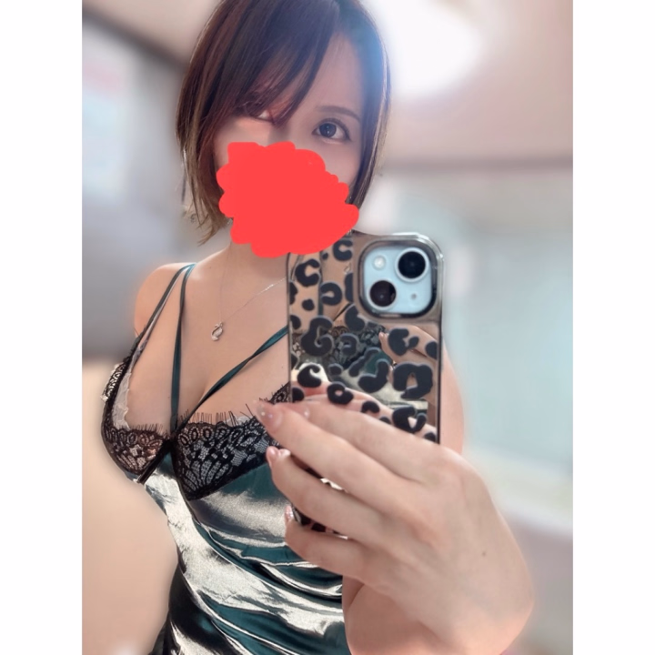 ひとつ前に上げた日記の写真、角度によってすごい痩せたように見えるけど体型変わってないよ！笑

みんなから、痩せた？心配です…ってメッセージいっぱい届いてて😂笑
心配ありがとうね🥹❤️
むしろ痩せたいぜ…🥹笑


さて、5月後半のシフト出ました〜！
5月後半は12:00-19:00で出ること多いのと、超めずらしく日曜日に出勤もあります！！！！
要チェケラ！！


【5月後半のシフト❤️】
19日(火)12:00-19:00
21日(木)11:00-18:00
24日(日)12:00-19:00
26日(火)12:00-19:00


普段会えない時間帯の方にも会えたら嬉しいな🥰
ヒメ予約待ってるよん😘❤️


らいむ🍋‍🟩