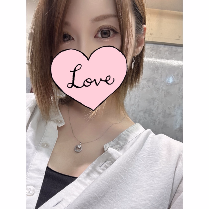 台風で雨すごい〜🌀

けど前から予約入れてたからこれから美容院で施術なの😂
よりによって台風直撃の日に😂笑

そして台風の影響で電車遅れてて、担当美容師さん(イケてるギャル)がまだお店に着いてないので、私はおとなしく鏡の前で待機中🤣❤️
こんなことあるのねwww

担当美容師さん無事に来れますように！笑

いま伸びかけで髪の毛ボサボサですが
写真載せておきます🧏🏻‍♀️
カット、カラー、縮毛矯正、トリートメント一気にやる予定！笑
梅雨に向けて縮毛矯正かけないとね🥹✨

みんなも雨で滑らないように気をつけて過ごしてね❤️
そしてヒメ予約はまだまだ受け付けておりますのでぜひ！😘


らいむ🍋‍🟩