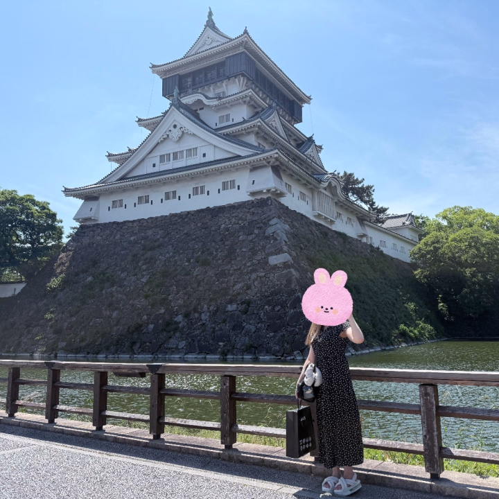 おはようございます☀️
札幌帰ってきました！今日からまた札幌で出勤になります✨

小倉城に行ってきたよ🏯
写真は近くにいた外国人観光客のマダムが撮ってくれました💕
無事欲しかった御城印も手に入れて、ほくほく🥰
展示しっかり読み込んでたら3時間くらいお城に滞在してました笑
庭園も綺麗だった〜🫶🏻
この日30度近くあって、色々ウロウロしてたら軽い熱中症だったのか夕方にめちゃくちゃ具合悪くなってしまって太宰府天満宮に行けなかったのが心残り…🥲
次回は太宰府天満宮か熊本城に行きたいです✌🏻✌🏻