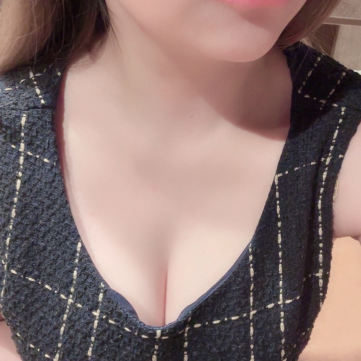 おはようございます☀️
今日は1号店で出勤です✨

昨日は久しぶりのお友達と会ってきたんですが、お喋り盛り上がりすぎて1枚も写真撮ってないことに帰ってきてから気が付きました🤭
食べ物の写真とか、すぐ忘れちゃう笑
写真撮らずにすぐ食べちゃう私です😃
また会う約束したから次は忘れずに写真撮ろうと思います🔥

今日も皆さまお待ちしております💕💕