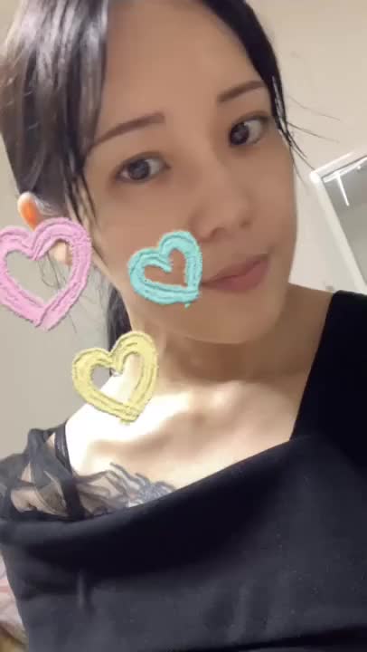 今晩は😊

ひめちゃんねるまた久々投稿です！

全然更新してなくてすみません🥺

ちゃんと生きてます！笑

初すっぴん顔出し♡

最近月に2回はエステでお肌の管理してるのですっぴんに自信持てるようになってきたよー✨