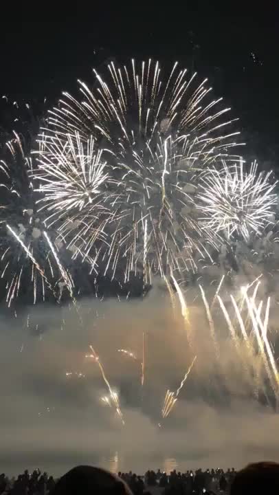 【音量注意かも⚠️】
おはよう日曜日！♡
昨日はりんくう花火見に行ったの！
腹痛で辛かったけど⋯
行ってよかった！色々浄化された！
有料席で見たから曲もガンガンで
脳が揺れました。笑
人が多くて、変な人も多くて
イラッとする事もあったけど
花火見てたら綺麗すぎて⋯
あぁ邪悪な心が浄化されていく〜♡って思ってたわけですよ。
でもその数分後にはまたイライラしてました。🦸‍♀️
そんなもんです。
でも浄化されたのはほんと！
花火パワー凄い(^-^)！

でも言いたい
スムーズに歩きたいのに
横入りしてきて急に立ち止まるとか
ほんとやめてほしい。
阿吽の呼吸で避け合えばいいのに
猪突猛進してくるんやめてほしい。
それでぶつかって舌打ちとか
もうホラーです。
もっと言いたい事あるけど
花火はめちゃくちゃ綺麗やったから
もう黙ります🤐たーまやー♡