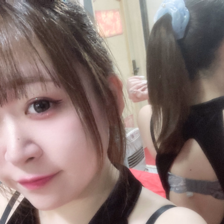 下着のタグ見えてるの 恥ずかしい（笑）
ポニーテール派ですか？ストレート派ですか？