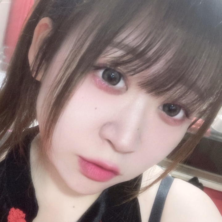 昨日 前髪伸ばそうかなとか言ってたのに
切ってしまいました。衝動です。
後悔しています 😭😭（笑）