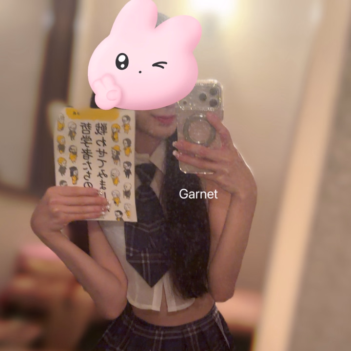 本日🇭🇰からお越しのお兄さまに、哲学好きなの?って聞かれて何で分かったんですか！？って聞いたら置いてあった本が見えたみたいで😂

zhéxuéって言うみたいですね(xueしか分からなかった)

mandarinでも哲学の漢字は同じなんですねと言ったらCantonese ‼️と訂正されて…言語的にはイタリア語とスペイン語くらい別物らしいですね。そこまで意識と配慮が出来てなかったこと、反省です🥲

ちなみにこの前は中国語オンリーのお客さまがいらっしゃって、HSK4級レベルの拙い中国語で耐えたのですが、改めて早く5級取らないとなと必要性を感じました…日々勉強ですね📚



　