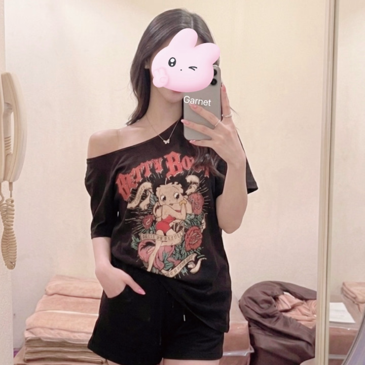 本日の私服です。
肩めっちゃ出てるやんってつっこまれました。笑

そして本日体調不良で早退させていただきました。

この状態では良い接客ができないと判断し、明日もお休みに変更させていただきました。

体力には自信があったのにすみません、しっかり回復してきます…