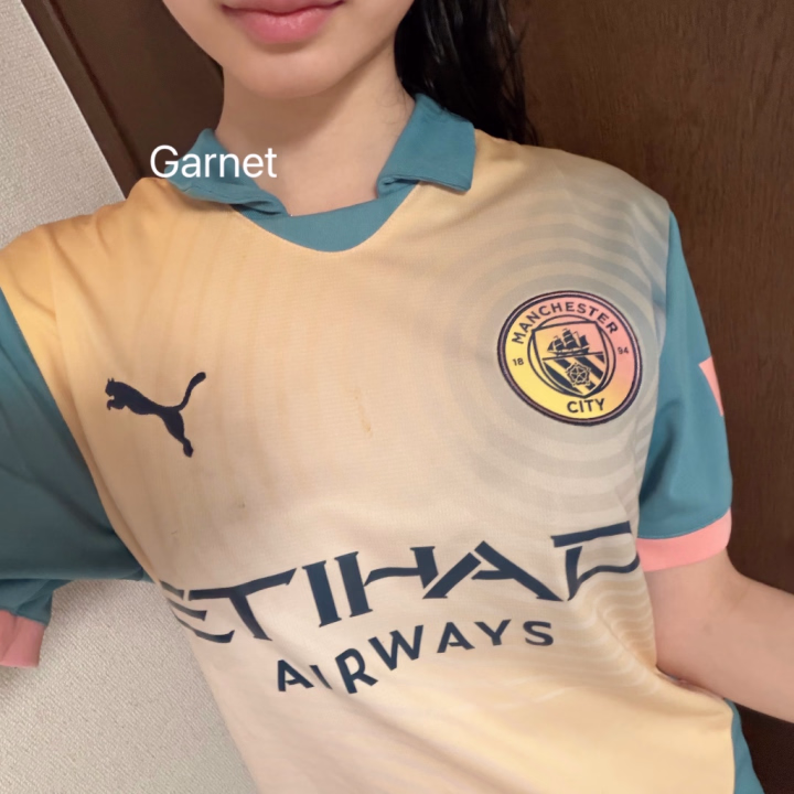 明け方までワールドカップカップ観て、アラーム掛け忘れて遅刻しそうになってそのままユニフォームで出勤しました😂

私はサッカーを8年やっていたのですが…
試合を観てめちゃくちゃ泣きました。笑

ちなみにこれはイギリスから取り寄せた、オアシスのノエルがデザインしたマンCの限定ユニフォームです‼️

私はドルトムントのファンなので一応ハーランドのユニフォームを買いました😂