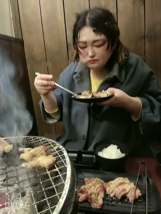 よしちゃん動画アップ
しました👧🏻‎✌️

今回は夜中に
焼肉食べました🥩‪🔥

久しぶりの焼肉の為
沢山食べすぎちゃった🍴😋

(´▽`*)ｱﾊﾊ

✋(  ˙꒳​˙ ✋)ﾄﾞｽｺｰｲ

よし👧🏻‎💙