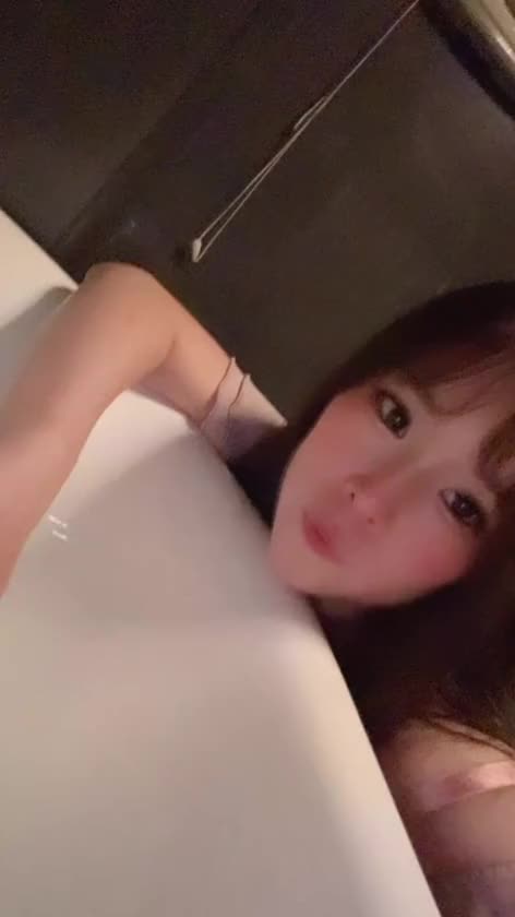 こんにちは、ゆねです！

こーんなお風呂で
ふたりでちゃぷちゃぷすると
とんでもないことが起きそうな予感がしませんか🥹💓？？

エロエロイベント発動しそう🤦‍♀️❣️