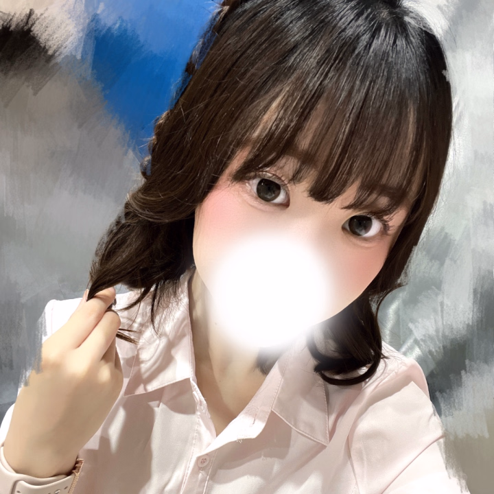 こんばんは せなです🤍

急遽明日出勤します🌟

19:30〜24:00 2号館5号館にいます！

髪の毛を黒に染めちゃいました🎶

黒は今のうちしか見れないです🖤

ご予約お待ちしております！