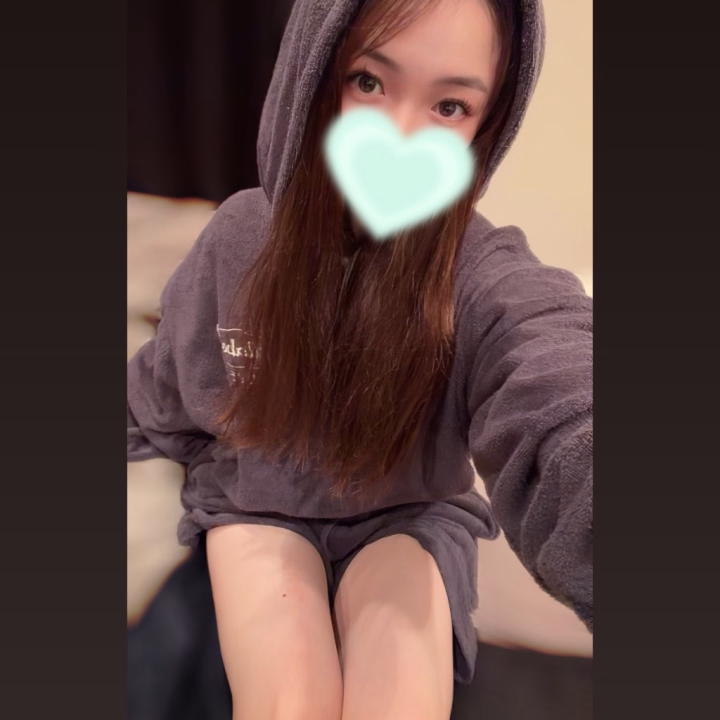 今日はお休みもらってまして…♡

やることも早めに終わったから、
ちょっと贅沢してサウナ行ってきたよ🧖‍♀️💕

いっぱい汗かいて、
サウナ上がりは身体ぽかぽか…♡

外気浴しながらぼーっとしてたら
気持ちよすぎて、そのまま眠っちゃいそうだった🤭

たまにはこういう
ゆる〜い休日もいいね♡

今日はすっかり、ととのいにーな🫧

このあとのお酒、絶対おいしいやつだ〜🍺💕
