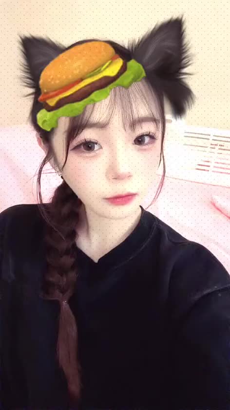 『にーなちゃんって色んな顔持ってるね👀💕』

って言ってくれたから、
フォロワーさんにだけ特別に見せちゃう🤭💗

朝のまだ眠くてぽやぽやしてる
バブたんにーな👶🏻💝

寝起きだからいつもより幼く見えるかも…？🥺🍼

こんな姿見せるの、ちょっと恥ずかしいんだけど
ここだけの秘密にしてくれるならいいよ🤍

にーなの妹っぽいところ、覗いてみる？👀💕