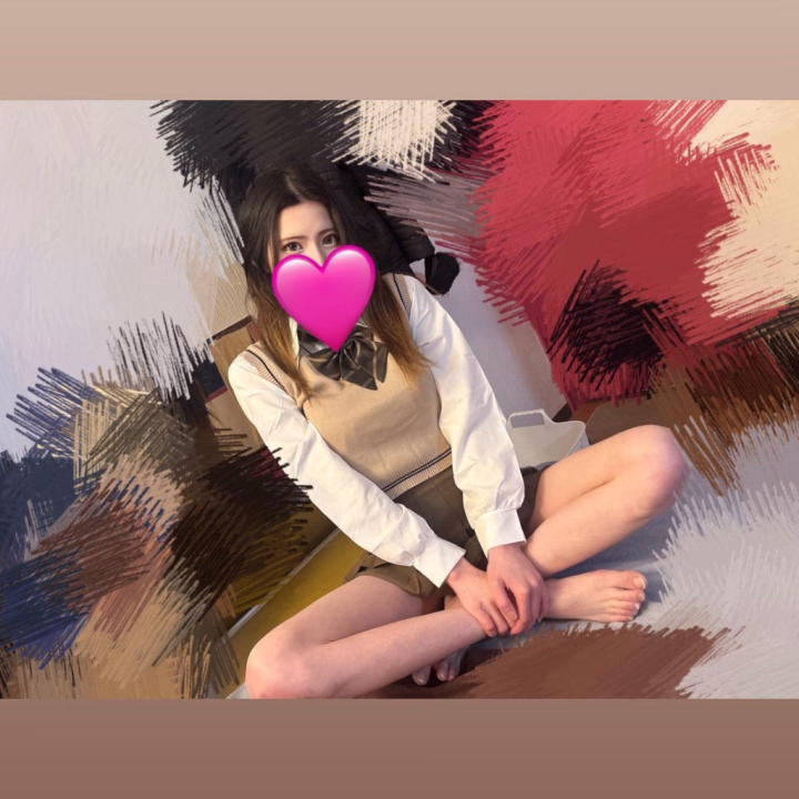 お洋服を脱がないのも
実は興奮したりする🩷
お洋服がどんどん乱れていくのが
エロくて興奮しちゃうんだよね💕︎
服の上からでもわかるくらい
ちくびがぷっくりしちゃって恥ずかしいけど
その恥ずかしいに興奮しちゃう🩷