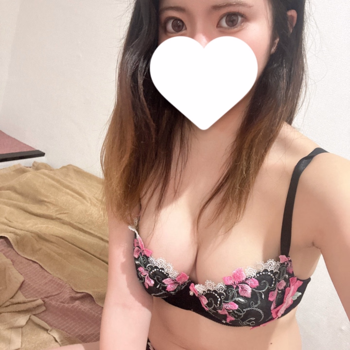 今日はお休みだけど雨が降っててめっちゃ寒いですね🥶
りあなといっぱいエッ〇なことであったかくなろう❓🥹