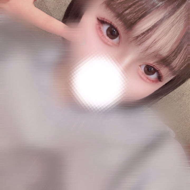 今日も出勤してます💙💙
最近ちょっとずつ花粉がやばくなってきたよー😭
お兄様達は花粉症へっちゃらですか？💭
いよはそろそろお薬飲まなきゃな〜笑

今日も1日よろしくお願いしますっ🤍🤍
