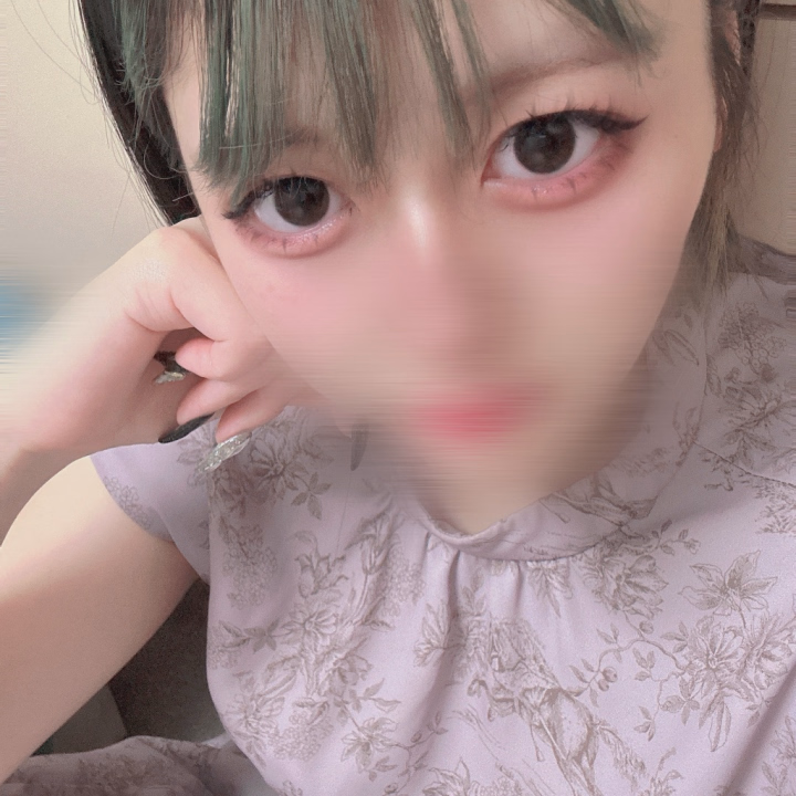 出勤しました🌟🌟本日は17時までいるので
お時間合うお兄様いたらお誘いお待ちしてます！！週の初めで少し憂鬱気味かもだけどまったり過ごしてリラックスしにきてください♪

お待ちしてます❣️❣️