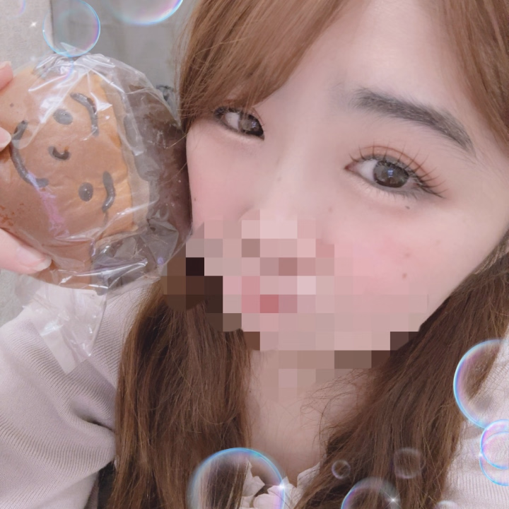 仕事帰りにかわいいパン見つけた👀

おかっぱん🥖

中身はチョコクリームとくるみらしい…

みれいの明日の朝ごはん😊