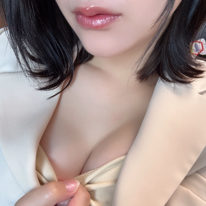 本日１６時まで出勤です⊂((・x・))⊃
お外ジメジメしてるけど、ゆずに会いに来てくれたら嬉しいな♡

妊娠前はA〜Bカップだったのに9ヶ月の今ではこんなパンパンな胸になってしまいました(*´ω`*)
欲しかった谷間だったけど、服によってエッチになってしまうの気をつけないと痴女に！！！