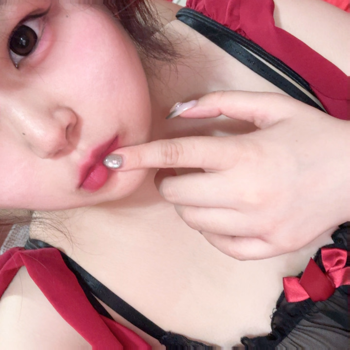 このお口で奥まで、、、

イ〇マで喉イキさせて？🫦
たまに🐳しちゃうカモ💦

モコもびっくり👀
でも気持ちいいから止められない🥰