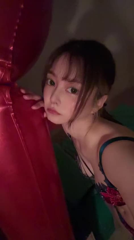 お疲れ様ワニ🐊！






明日もご予約ほぼ満枠です！ありがとうございます💕




そして最近結構言われるのが「動画だとSっぽい」「取っ付きづらそう」


って言われてしまって😭😭




Mですほんとに！笑話すのも大好きで、話すの好きな人のが相性いいと思います😂😂




愛想ないと思われてもなぁと思いまして、頑張って笑ってる動画載せてみました😂



なかなか自分で動画撮ってて、笑顔作るのは難しくて💦



パッと見キツそうに思われること確かに多いのですが、中身は男っぽくてハキハキしてる感じのお喋りです😂




なのであの..取っ付きづらそうな見た目で申し訳ないのですが、そんなことないので😭ご理解くださいー！







最近差し入れはビスコとミルクティー持ってきてくださる方多いのですが、多くなってきてしまって、


おにぎり(明太子やツナ)サンドイッチ(ツナたまご)、サラダ(ニンニクなしの)だと助かります！

匂いが部屋に残るものと、食べづらいの避けてもらいたいです！カラシとわさびは食べられないです笑

ご飯系お待ちしてます笑🤣