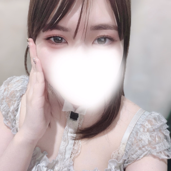 この前、前髪なしの方が似合うって言われました💭

どうかな？似合ってるかな……？

お兄さんの意見も教えてー🫶🏻


今日もは23時半までいます☺️ぜひ会いに来てね🩵