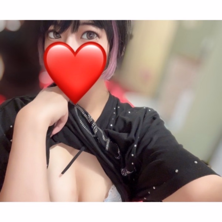敏感なお〇ぱいを優しく扱われると、
声を我慢できずに甘い吐息が漏れてしまいう…🫠///

Mっ娘らしい反応に、
お兄様の触り方がもっと強く激しくなっていくのが分かるの🥺💕

優しいタッチにゾワゾワしながら、
もっと気持ちよくなりたくて、
お兄様のことを求めてしまうの🫢💖

もっと一緒に蕩けたいなって、
素直に思って、お兄様に甘えるのやめられないかも🫣💕