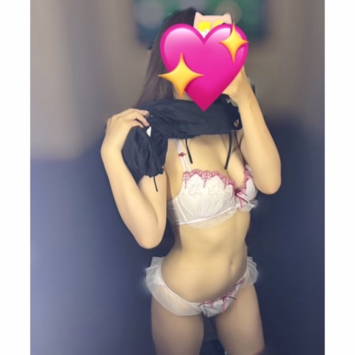 ぷるぷるのお⭕️ぱいを優しく触られた瞬間、
声が漏れそうになるくらい感じちゃうの…🥺💕💕

敏感すぎて体がびくってしちゃって…

「だめぇ…そんなところ…」って言いたくなるのに、
もっと触れてほしくて甘えちゃいます🥹🔞❤️

優しく、触られると、身体がピクピク震えて、
チク〇はビンビンにたっちゃう🫠💕💕

敏感だから、優しく、優しく、
そーっと、たくさん虐めてくれたら嬉しいです😍