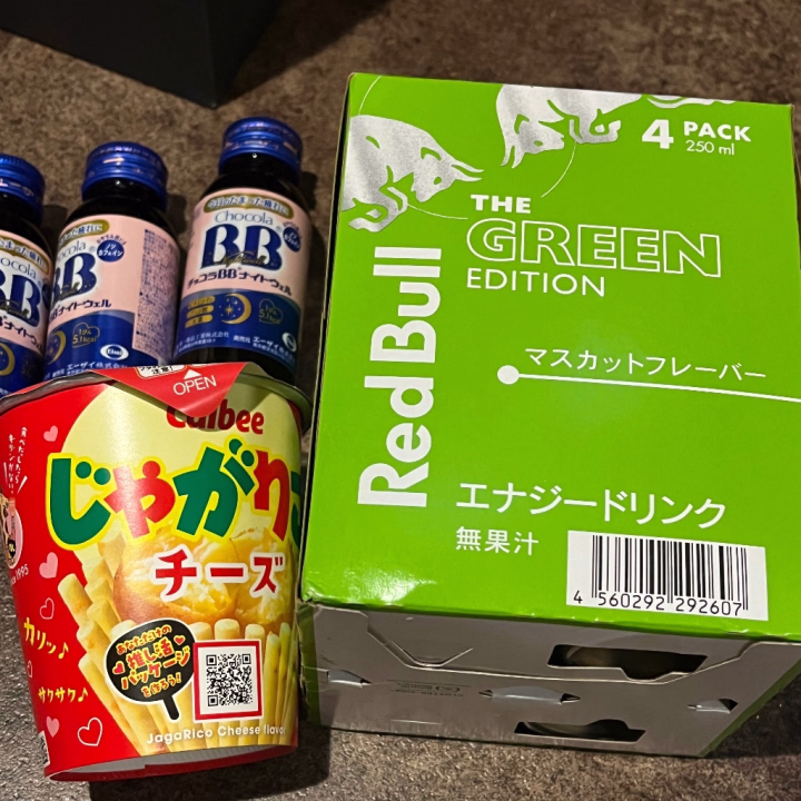 るあの好きなレッドブルのマスカット味本指名のお客さんからまさかの箱でプレゼントしてくれてびっくり🫢‼️

超嬉しかったありがとう🥰🥰

今日来てくれた方達ありがとうございました！
次回28日出勤します！
待ってるよん✊🏻