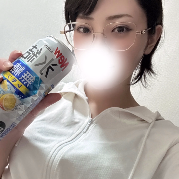 やほ(*ت*)ﾉ

昨日お越しくださった
なかよしさん、本指名さん、
はじめましてのおにいさん♡
遊んでくれてありがとうございました🙏

そして、今日はおやすみなんだけど
さっき起きた〜〜〜〜〜〜🫪笑

ｴﾍﾍ、夜遅くまで起きて
ゲームしてたら眠れなくなっちゃった
らしい…😂

あるあるじゃない？
アドレナリンドバドバ
出ちゃうもんね！！🤭︎

今日もあと残り少ないけど、
ゆっくり過ごします...🐌

雨だから、外出するの
億劫になる😂

観光はまた今度！！！！！

何食べようかなぁ…
ラーメン食べたすぎて…
ずっと迷ってる…🍜

迷うのも楽しい！！！！！

では、また╰(*´︶`*)♡

くるり🐈