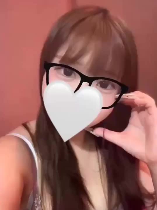 自他ともに認める甘えん坊な私ですが、
どのくらいワガママかっていうと、お兄さんのガチガチち●ぽを好き勝手にしちゃうくらいです…///

甘えん坊おねだり炸裂！笑

勃起したチ●ポにガニ股状態でまたがって、オマ●コ深く挿入した瞬間、
「ちゅーして」とべったりくっ付いちゃう💓

そんな甘々S〇Xはお好きですか？
私のしなやかな腰使いでお兄さんを骨抜きにしちゃうよ❗️👍🏻