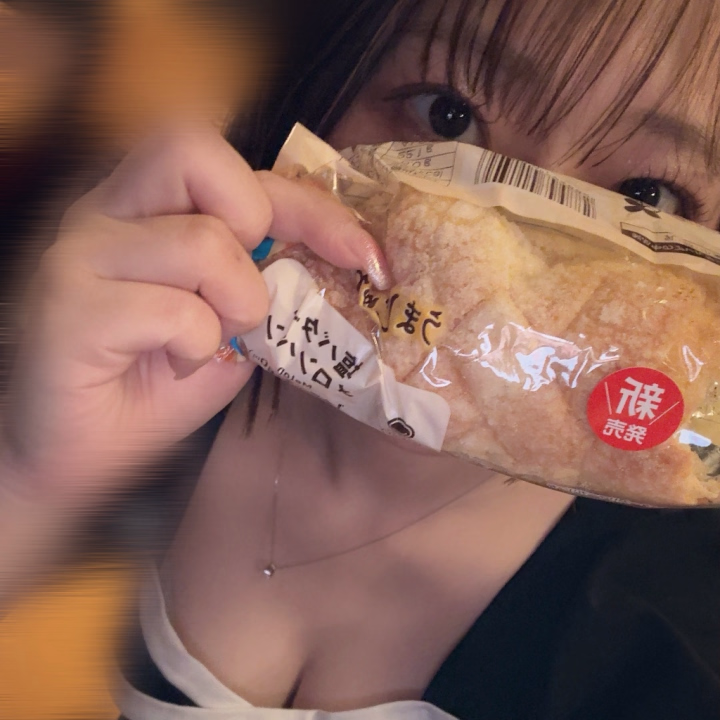 るあです(˶ᐢωᐢ˶)
スタートから仲良し様ご予約ありがとうございます！今日もよろしくです‪𖤐ﾐ‬

そういえば昨日待機中に食べてたこの塩バターメロンパンっていうのが美味しすぎたので皆様に共有します笑🥐(o'ч'o)