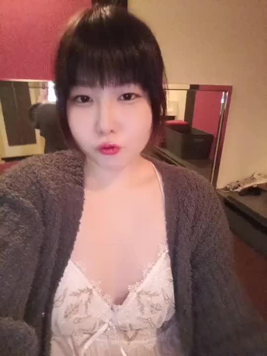 お久しぶりの動画✨
ナイチチを頑張って寄せてみたよ(*>ω(ω〃*)