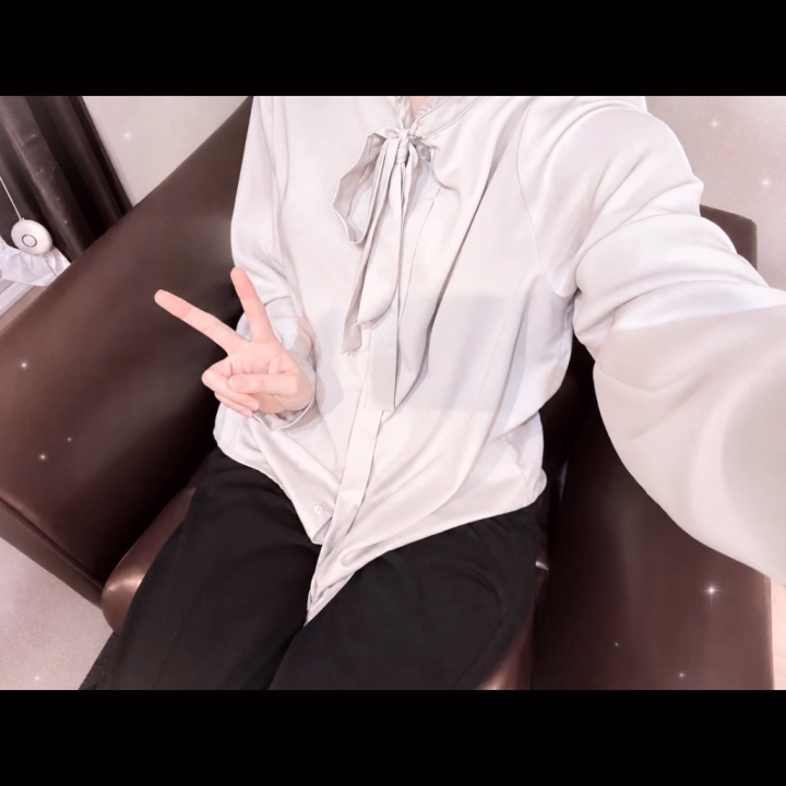こんにちは☔️🤍

今日は雨でお出かけするのも少し億劫になっちゃいますね🥺💭

こんな日は、お部屋でのんびり過ごしたくなるけど…
誰かとぎゅーってくっついて、あったかい時間を過ごすのも素敵だなって思います🫶💕

みなみは今日も元気に出勤してます☺️✨

いっぱいお話したり、甘えてみたり…
ドキドキしながらも、癒される時間を一緒に過ごせたら嬉しいです🥰

雨の中来てくださるお兄さんには、その分「来てよかった♡」って思ってもらえるように、心を込めてお迎えします🤍

足元に気をつけて、無理のない範囲で会いに来てくださいね🍀
お会いできるのを楽しみに待ってます💕