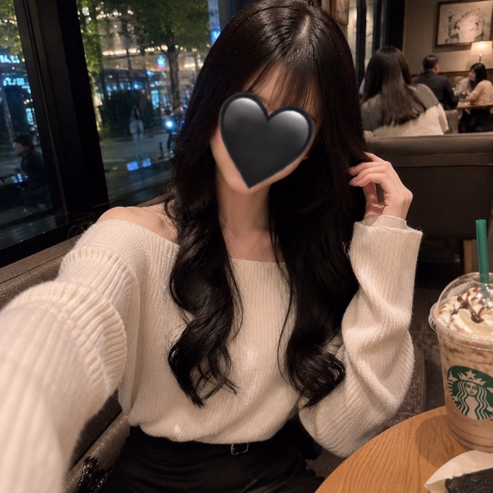 スタバに来ました！

今日のコーデは白ニットに黒のスカートで

カフェにぴったりでお気に入りです🎀

みなみは寒がりなのでエアコンに弱くて夏でも長袖をよくきています🥺

 

昨日出会ったお兄さんはお部屋でみなみの体温気遣ってくれてとっても嬉しかったです.ᐟ.ᐟ

優しくて私も楽しい時間でした💖

今日出会うお兄さんたちとも、みなみは2人で一緒に楽しい時間にしていきたいと思ってます.ᐟ

たくさんおしゃべりしてください.ᐟ.ᐟ