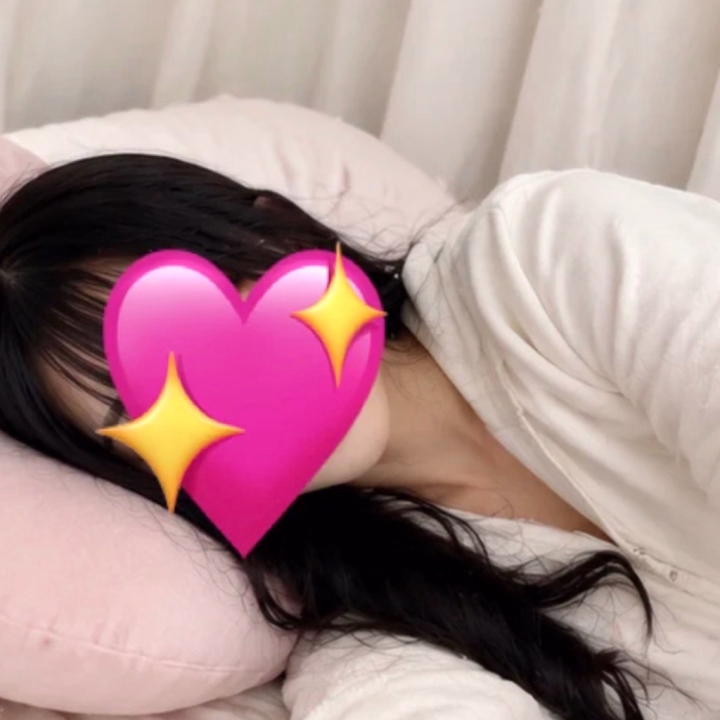 こんばんは🌙
昨日はご予約完売ありがとうございました🥰 会いに来てくれたお兄さん達のおかげで、とっても幸せであたたかい1日になりました💕
今日は20時30分〜24時までいます🫶
週の始まりでお疲れのお兄さんも多いかな？🥺 そんな時こそ、ほっと癒されるような甘い時間を一緒に過ごせたら嬉しいです🤍 ゆったりまったり、心までふわっとほどけるように頑張ります✨
初めましてのお兄さんも大歓迎です☺️💕 少しでも気になってくれていたら、ぜひ会いに来てくださいね🫶
お誘い楽しみに待ってます✨