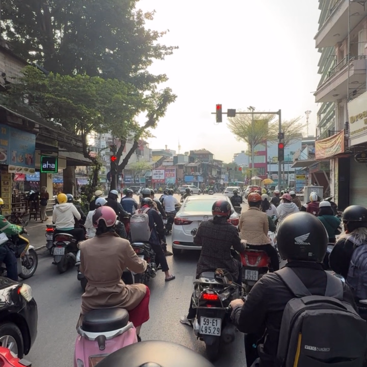 シンチャオ〜

な、しるくです。

あご紐ユルユルなヘルメットで

Grabドライブ中。

信じられない交通量で

道を渡るのも初見では無理ですが

私はスイスイいける方なので

まだ一人で道を渡れない外国人向けに

1人1回100円で一緒に道を渡る

ビジネスをしようと思います。

というわけで、

今日も良い1日を✌️

しるくでした。