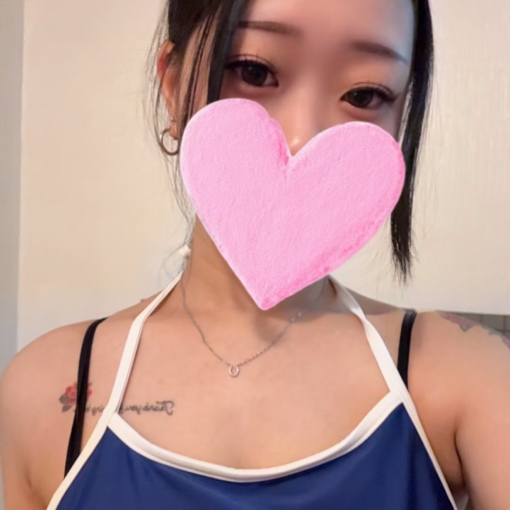 おはようございます☀️


今日は水着からのスタートです🩱


でも、びっくりするぐらいブカブカゆるゆるで隙間だらけ😂

色んなところから見えちゃうよ🫣


色んな角度からのわたしを堪能してください💘

今日もお兄様をお待ちしてます🥰