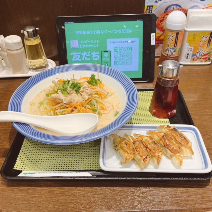 今日雨すごくて暑いし
蒸し上がってしまったので
夜ご飯何食べようかなぁと
悩んでいました🤔

中華は辛いのが苦手だし
海鮮は地元で食べられるからなぁと
歩いてたら

リンガーハットだと・・・🤔❓️

今までちゃんぽんって食べようと
思ったことがなく
北海道だと
ラーメンになっちゃうので
気にすることもなかったんですよ🙄

私が超大好きなゲームの1つ
龍が如くで毎回出てくる飲食店

リンガーハット😎

ゲーム内では食べつくしてきてるけど
実際一度も食べたことがなく
思い切って突入😤

暑かったし
メニュー表みたらとんでもなく
美味しそうなの発見🧐
餃子も追加した🤭

あああああ🥺

これがゲームにでてくる
ホンモノのちゃんぽんかぁ🥺‼️
野菜もシャキシャキで美味しい💓

すんごく大満足🥹感激🥲していたら
なんか寒い・・・

周りの方の注文見ると
温かいちゃんぽんばかり🤔

私は期間限定の
冷やしちゃんぽん

店内はエアコンがフル稼働

こんな日でも

超定番のちゃんぽんを食べれば
良かったと大後悔🙄

まあ、美味しかったし・・・
リピ確定です😍