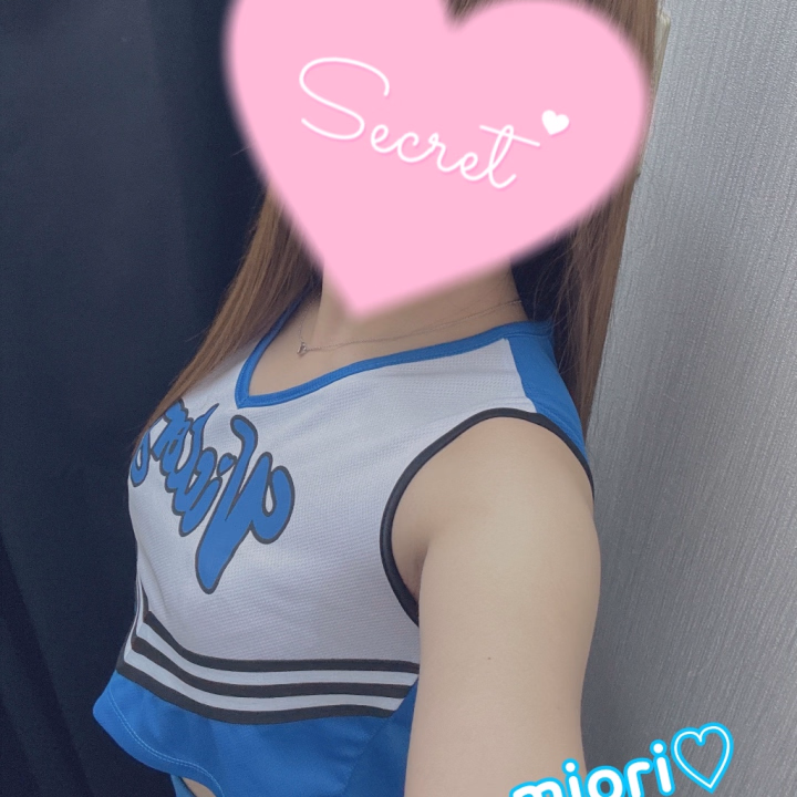 お兄さんこんばんは(❁ᴗ͈ˬᴗ͈)💗✨

昨日みおりとお遊びして下さったお兄さん💗
ありがとうございました😌🌟
またお会い出来たら凄く嬉しいです🥹✨

…………………………………

昨日お店がスポコスの日だったので
チアガール着てたんですが、どうですか？🙈✨


お店の女の子には似合ってるよ〜って
言って貰えて嬉しかったので、新しくコスプレとして購入するか悩んでおります😌🌟

お兄さんのご意見頂けたら凄く嬉しいです🥹

次回の出勤日は5/31(日) 12時～20時まで
出勤します☺️💗
大感謝祭で電車コースがお得な日となっておりますので、お時間合うお兄さんからのお誘い、問い合わせお待ちしております😌🌟