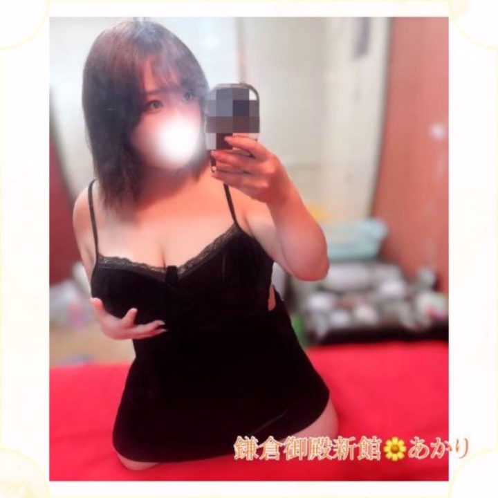 お兄様には、あかりとの空間で
たっぷり癒されていって欲しいんです🥰

あかりはお兄様との時間が大好きで、
お話して笑い合ったり、
ストレスを吸い取るかのように優しく寄り添ったりする時間も好き💖

でもやっぱり濃厚な御奉仕で、お兄様が感じてる姿を見るのが好きだなぁって思います🙂‍↕️⟡.·

フ〇ラも手〇キもマ〇トだって…
お兄様のために秘密の特訓してるんですよ😍

どんな特訓かは秘密にしておこうかな🤭︎
ぜひ特訓の成果を試しに来てくださいね💖