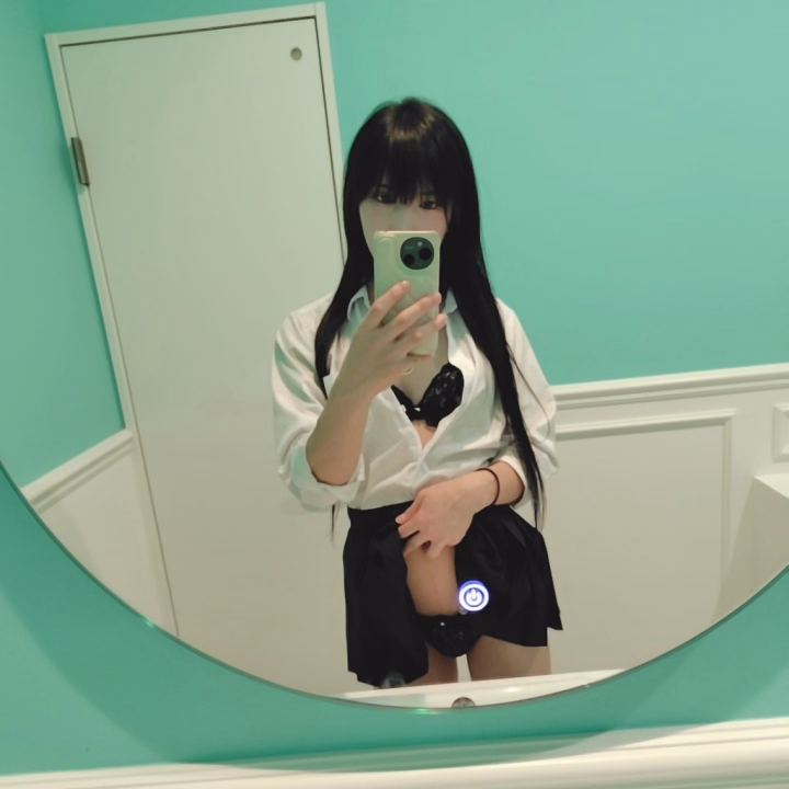こんにちは😊
みくです♪

服着たまま下着見せるのって
すっごくえっちじゃないですか？💕💕

#男の娘