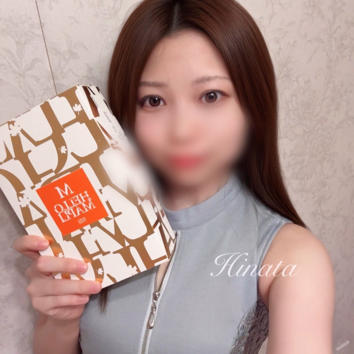 先日会いに来てくれた初めましてさん、仲良しさんありがとうございましたはな
　
お土産を持ってきてくれたり、嬉しかったことをまっすぐに言葉にしてくれたり…
そんな優しさをたくさん感じられる1日で、私まで幸せな気持ちになってしまいました🥰


｢会いに来てよかった｣って思ってもらえる時間にしたいなっていつも思っているけど、逆に私の方が元気や癒しをもらってるなぁって感じる時間が本当に多いです。



今月2回も会いに来てくれた仲良しさんもいて、いつも自然体でリラックスした表情をたくさん見せてくれるのがすごく嬉しくて…☺️︎💕︎

少しずつ心を許してくれてるのかなって思うと、もっと癒してあげたいな、もっと居心地のいい時間を作りたいなって気持ちが強くなりました(⸝⸝⸝◜  ◝⸝⸝⸝)


あと、好きなゲームがかなり似てる方がいてびっくりしました…！🎮
共通点が多いとつい話しすぎちゃいますね笑

一緒に笑って、まったりして、「また来たい」って思ってもらえるような時間をこれからも作っていきたいな🌷

会いに来てくれたみなさん、本当にありがとうございました♡




ひなた💐🤍