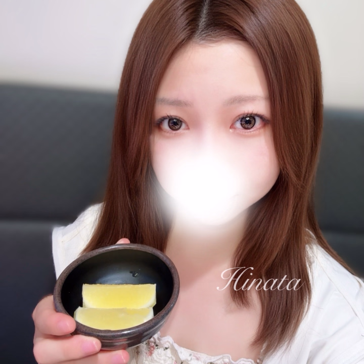レモンサワーにはカットレモンは欠かせない……！家で飲む時もなるべくカットレモンはつけてます🍋✨️

コンビニに冷凍のカットレモン売っているので、いつも買ってるなぁ…本当に便利でいつも助かってます( ˙꒳​˙  )



あなたはお酒を飲む時、「これは欠かせない！」っていうものはあったりしますか？ぜひぜひ、教えてほしいです🌸






ではでは、
本日もよろしくお願いします🌟





ひなた💐🤍