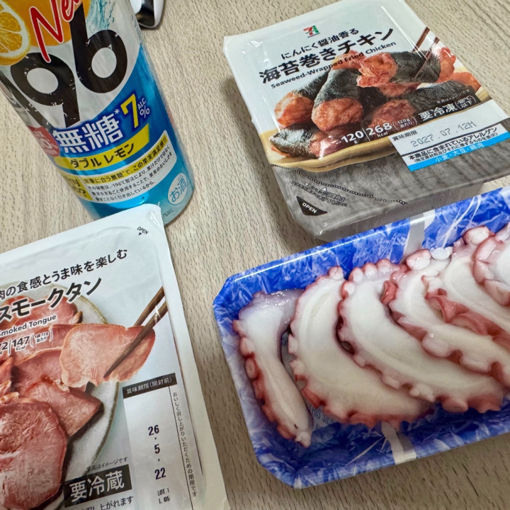昨日はこんな感じで家飲みしていました🍋✨️
(いきなりの飲み報告で困惑させてごめんなさい💦笑)

まぐろとかのお刺身があればよかったけど、スーパーに行く時間が遅いのでない事が多いです😭
たこは高確率であるから頻繁に食べてます✌️✨️




あなたは1人飲みする時何を選びがちですか？( ¯ᵕ¯ )♡







ひなた💐🤍